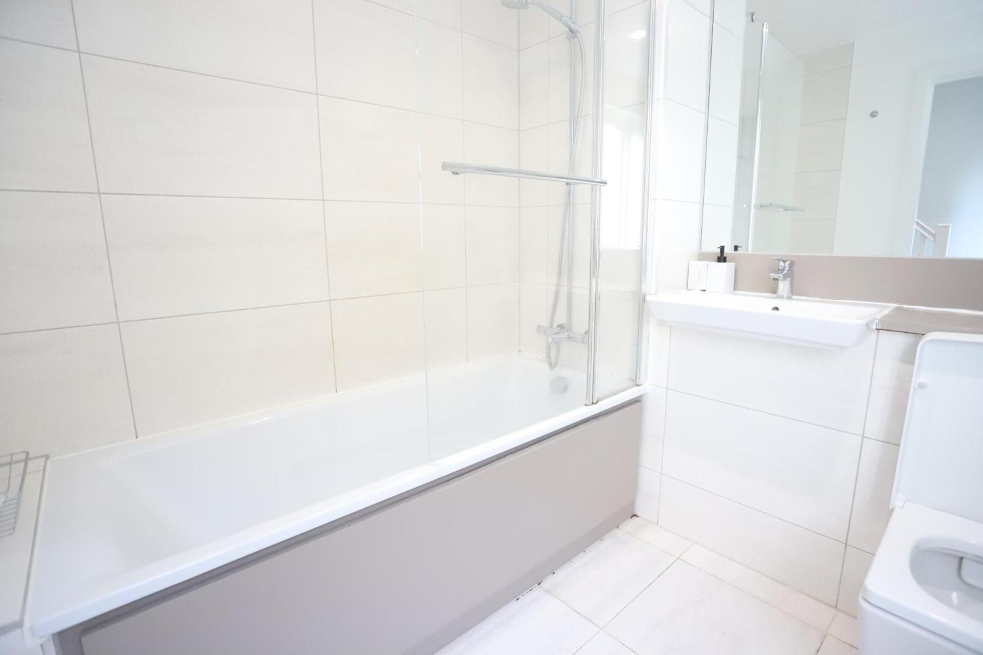 Spacious 3-Story Retreat With Rooftop Terrace And Modern Amenities London Exterior photo