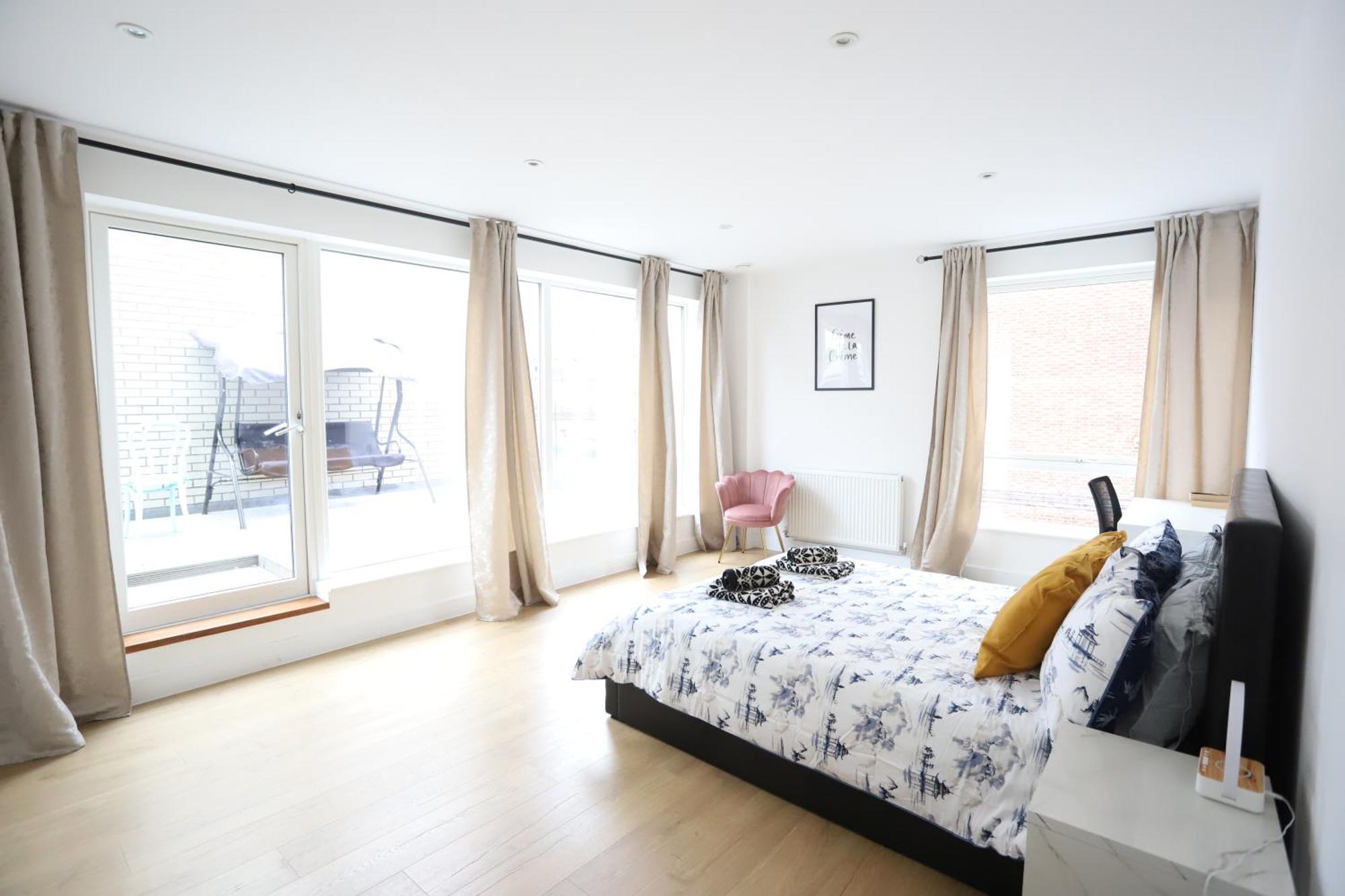 Spacious 3-Story Retreat With Rooftop Terrace And Modern Amenities London Exterior photo