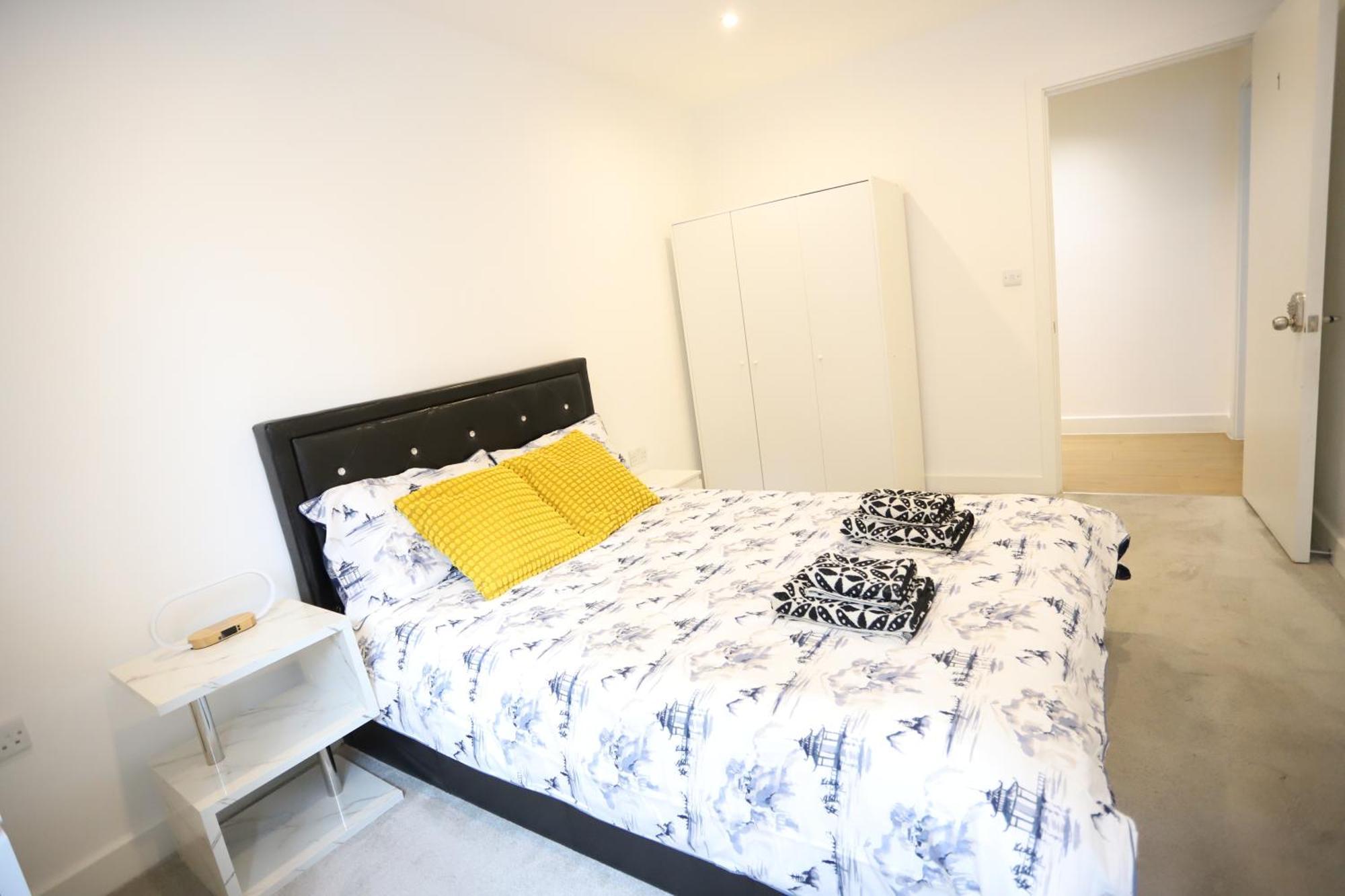 Spacious 3-Story Retreat With Rooftop Terrace And Modern Amenities London Exterior photo